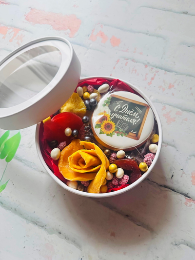 шляпная коробка со сладостями