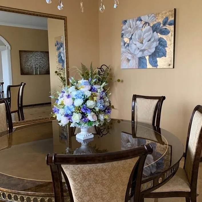 Синяя Композиция из искусственных цветов в кубке на столе мастерская АОАБУКЕТ №7 Форма шара/В свето-синих тонах.