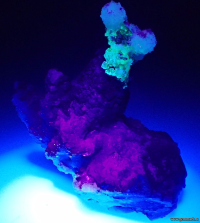 Флюорит, гиалит (разн. опал), гошенит (разн. берилл), турмалин, мусковит 51*49*26мм