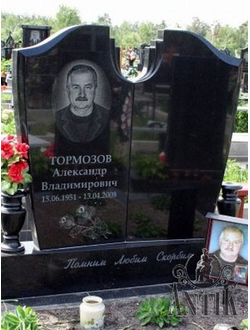 На фото двойной памятник на могилу цельный в СПб