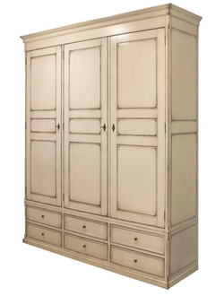 Шкаф для одежды трехстворчатый с 6 нижними ящиками.