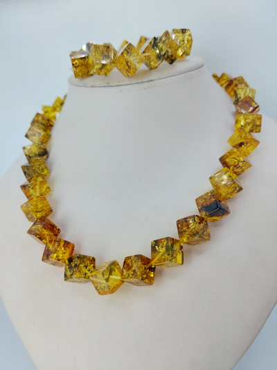 Бусы "Кубики"