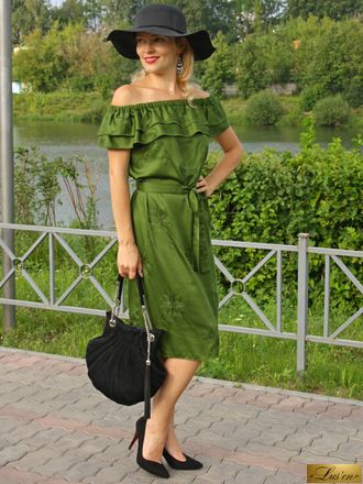 Платье с открытыми плечами