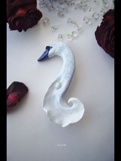 "Принцесса-Лебедь", волшебная брошь с натуральным лунным камнем (по мотивам "Лебединого озера")