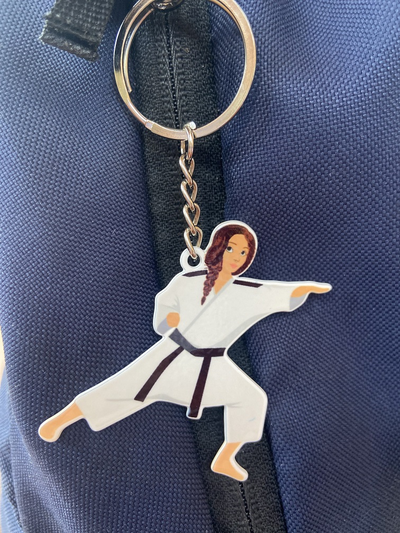 Брелок карате девушка (металлический плоский двусторонний)