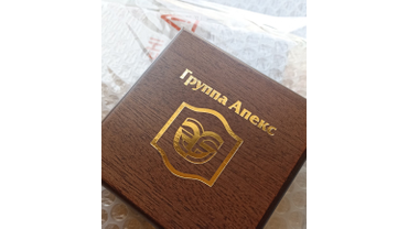 4040 Футляр для золотой медали. Шпон красного дерева, горячее тиснение фольгой, цвет орех.