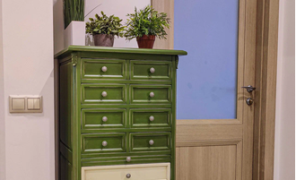 Зеленый аптекарский комод с 11 ящиками.