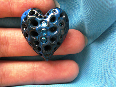 Синяя брошь "Сердце океана" - романтичное украшение в морском стиле