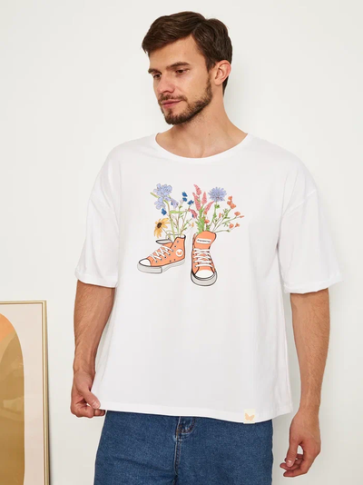 МУЖСКАЯ ФУТБОЛКА БЕЛЫЙ "ЦВЕТОЧНЫЕ КЕДЫ"