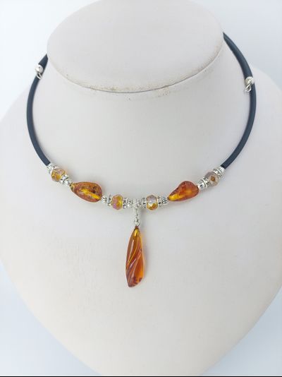Колье на пружине с янтарем и бижутерией в ассортименте