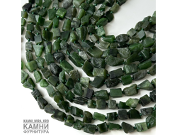 Нефрит камни фри-форм  с включениями породы  кусочки 6-7х8-10/6-8х10-15 мм, цена за нить 20 см