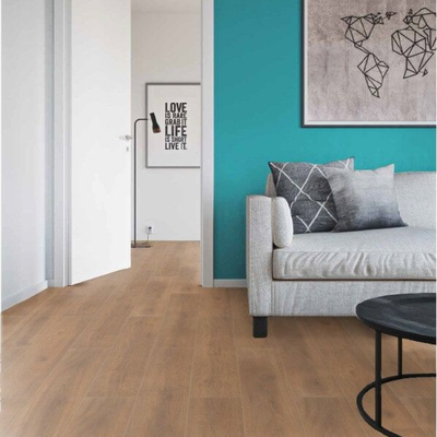 Декор ламината Wineo Дуб Баланс Темно-Коричневый LA182XXLV4 в интерьере комнаты