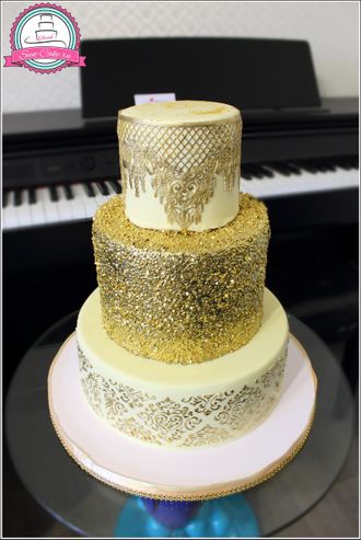 Торт покрытый золотом, с красивыми узрорами кружевами