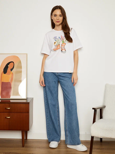 ЖЕНСКАЯ ФУТБОЛКА БЕЛАЯ "ЦВЕТОЧНЫЕ КЕДЫ"