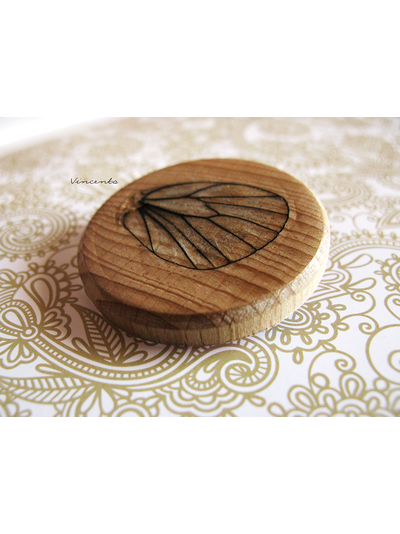 Сказание о бабочке. Деревянная брошь с крылом бабочки, эко-украшение