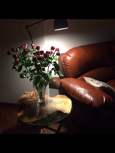 столик из березы под стеклом