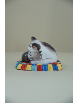 Кошка на ковре