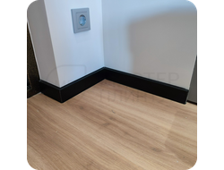 Плинтус ХДФ Dollken Cubu Flex Life 80мм Х 2,5 м 0110/1144 Черный в интерьере 1