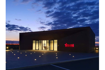 Тонировка пленкой фасадного остекления с подсветкой