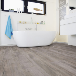 Ламинат Wineo Дуб Монако Серый LA217LV4 в интерьере ванной