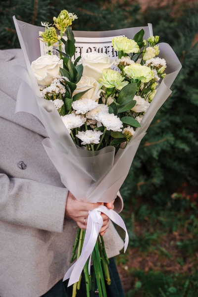 Белый с зелеными гвоздиками