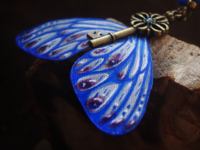 "Ключик от неба", бохо-подвеска с сапфиром и шёлковыми крылышками феи