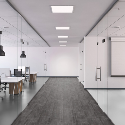 Виниловый пол Wineo 400 Stone Hero Stone Gloomy MLD00138 в интерьере офиса