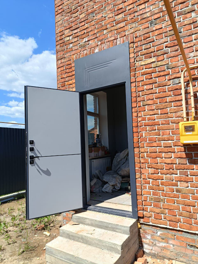 ЙОШКАР-ОЛА. АНТАРЕС. СТАЛЬ 2 мм. ТЕХНО СТРОНГ 115/ 129. МУАР СЕРЫЙ (Ral 7024)/ РОВНАЯ СЕРАЯ с ЧЕРНЫМ ГОРИЗОНТАЛЬНЫМ МОЛДИНГОМ