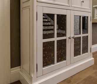 Двухстворчатый комод с зеркальными дверями и 2 ящиками.