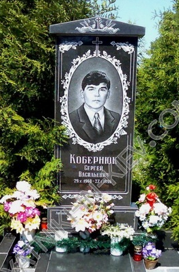 Фото вертикального бюджетного памятника на могилу простой с крышей в СПб