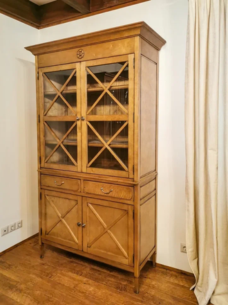 Библиотека закрытая, двери с перекрестиями.