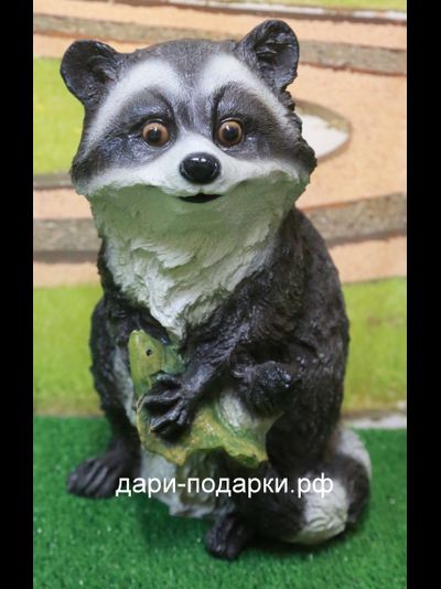 Енот с рыбой 28*23см   1,6кг    полистоун Россия 2067/015542