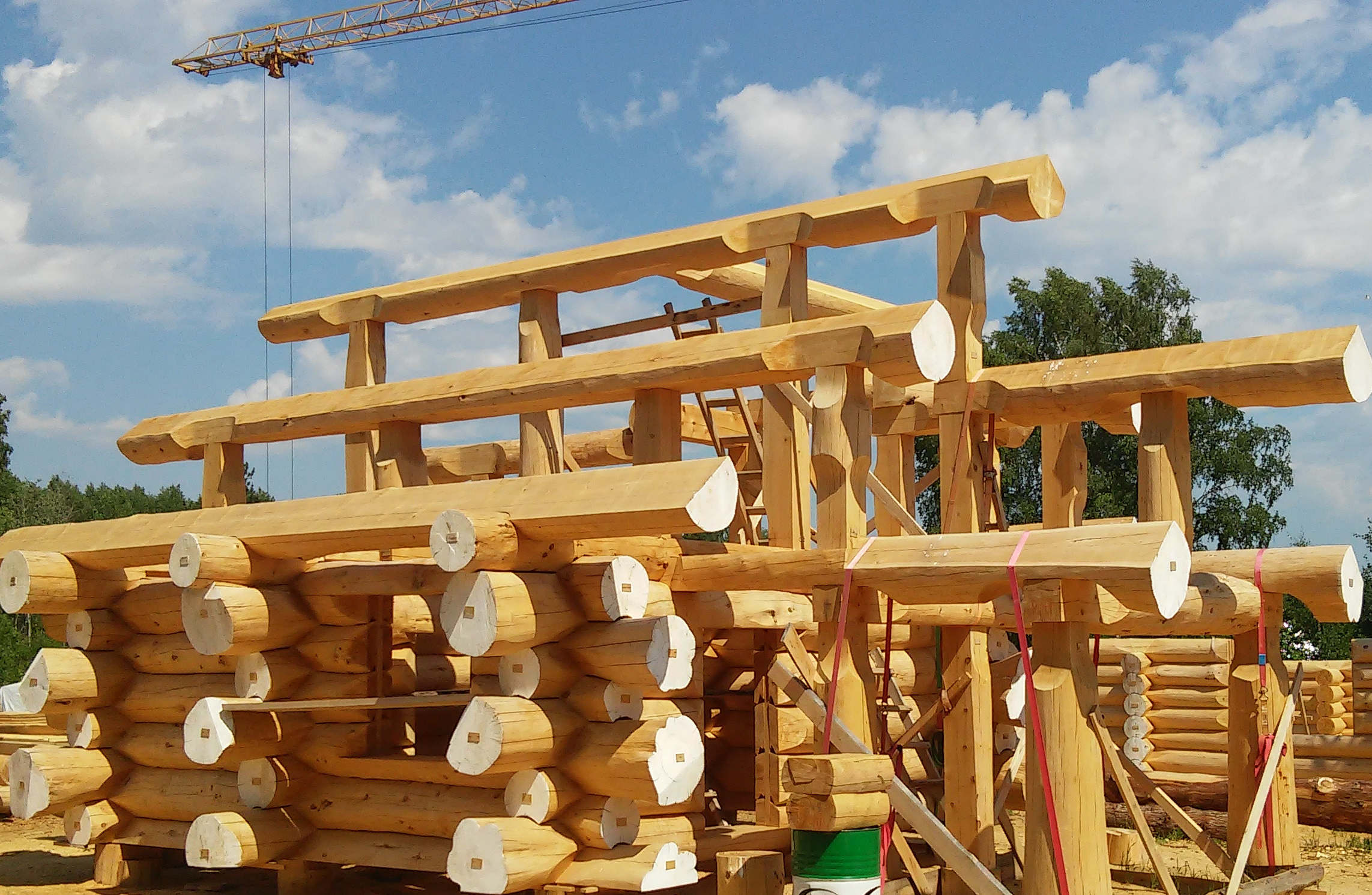 Стройка деревянного дома. Строительство из бревна. Дом из сруба. Дом из оцилиндрованного бревна. Дом из сруба.