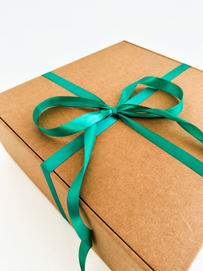 Большая подарочная коробка GILEV 37х37х14см с зеленой лентой и наполнителем крафт