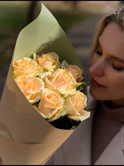 7 персиковых роз