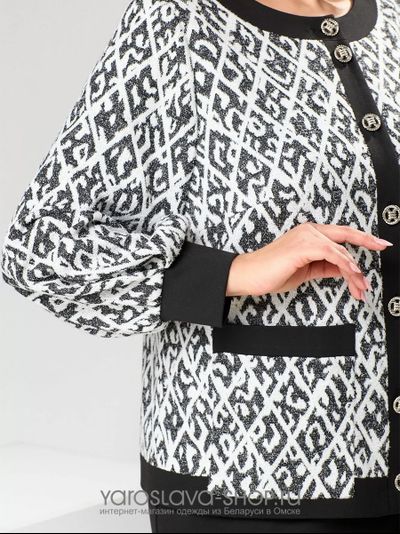 Стильный костюм в деловом стиле, состоящий из жакета и юбки