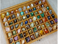 Коллекция камней (77 образцов по 2-3 см) в коробке 32*23*4 см, с крышкой, вес около 1700 г №23625