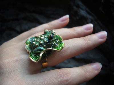 "Травяная Инфанта", фэнтези-кольцо с зелёной лягушкой и хромдиопсидами