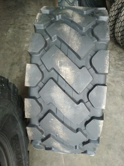 Шинокомплект 23.5/70-16 14PR E3/L3 WEEKSAI на погрузчик