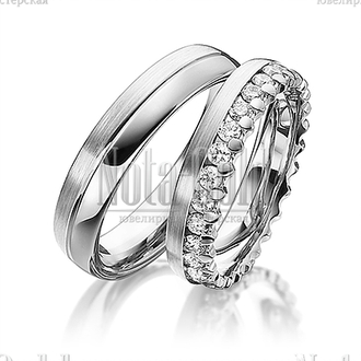 Обручальные кольца из белого золота с бриллиантами в женском кольце узкие с глянцевой и шероховатой поверхностью