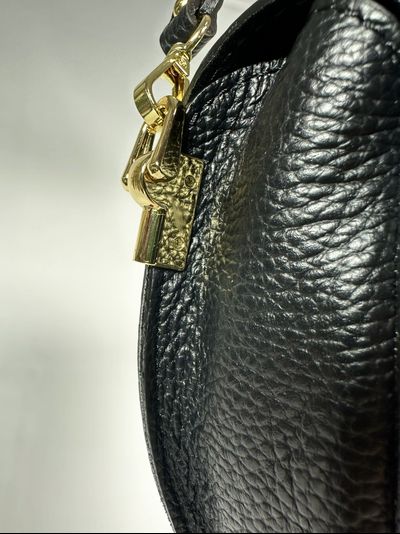 Женская кросс боди сумка с застежкой пчелкой из натуральной кожи Vera Pelle от M&amp;Marie черного цвета