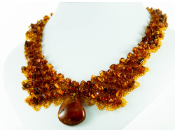 Колье из янтаря и Чешского бисера с кулоном из медового янтаря 00508