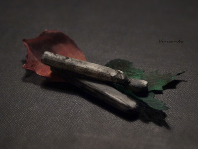 Готическая брошь с лепестками розы "Воспоминание о былых временах"