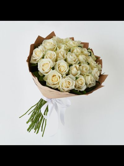 Букет "Утренняя роса" из 25 белых роз в крафте