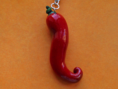 "Добавь перчика!" Яркий кулон с перцем Чили