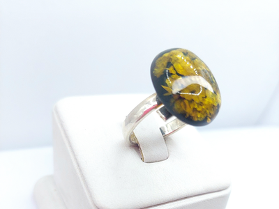 Кольцо без оправы с зеленым янтарем