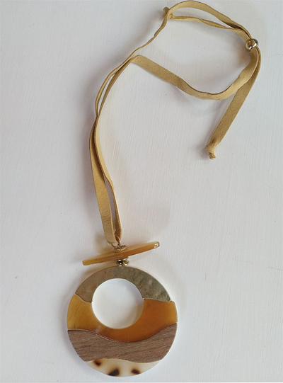 (АРТИКУЛ: 9000/02) КОЛЬЕ ЖЕНСКОЕ, С ПОДВЕСКОЙ В БЕЖЕВЫХ ТОНАХ, ЮВЕЛИРНЫЙ ПЛАСТИК, ЗОЛОТИСТЫЙ МЕТАЛЛ, БЕЖЕВЫЙ КОЖАНЫЙ ПЛОСКИЙ ШНУРОК