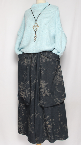 БРЮКИ-ЮБКА джинс-гобелен "КРЕАТИВНЫЕ КАРМАНЫ" мелкие цветы черные, синие р.46-54