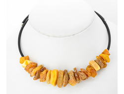 Колье из необработанного белого янтаря на каучуковой основе без замка