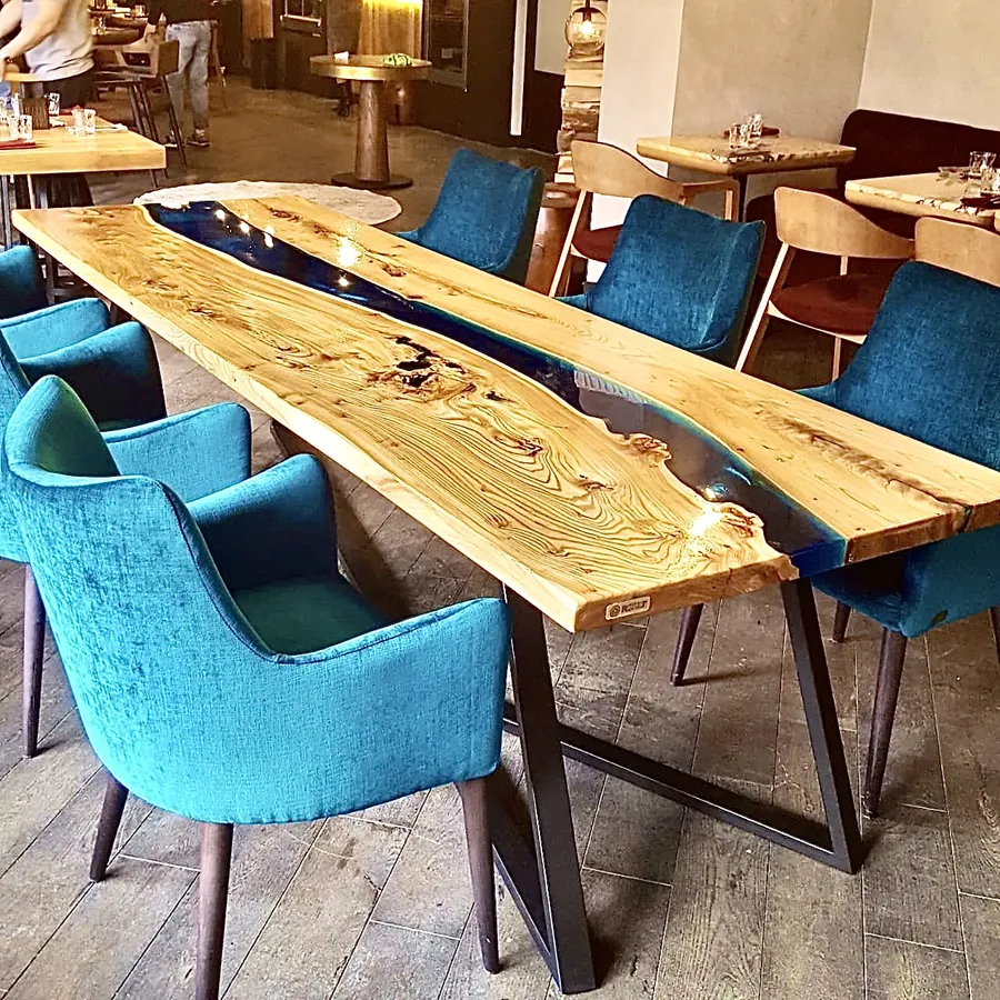 Стол-река из карагача. Ресторан "Асадо", г.Екатеринбург, работа spilcenter.com